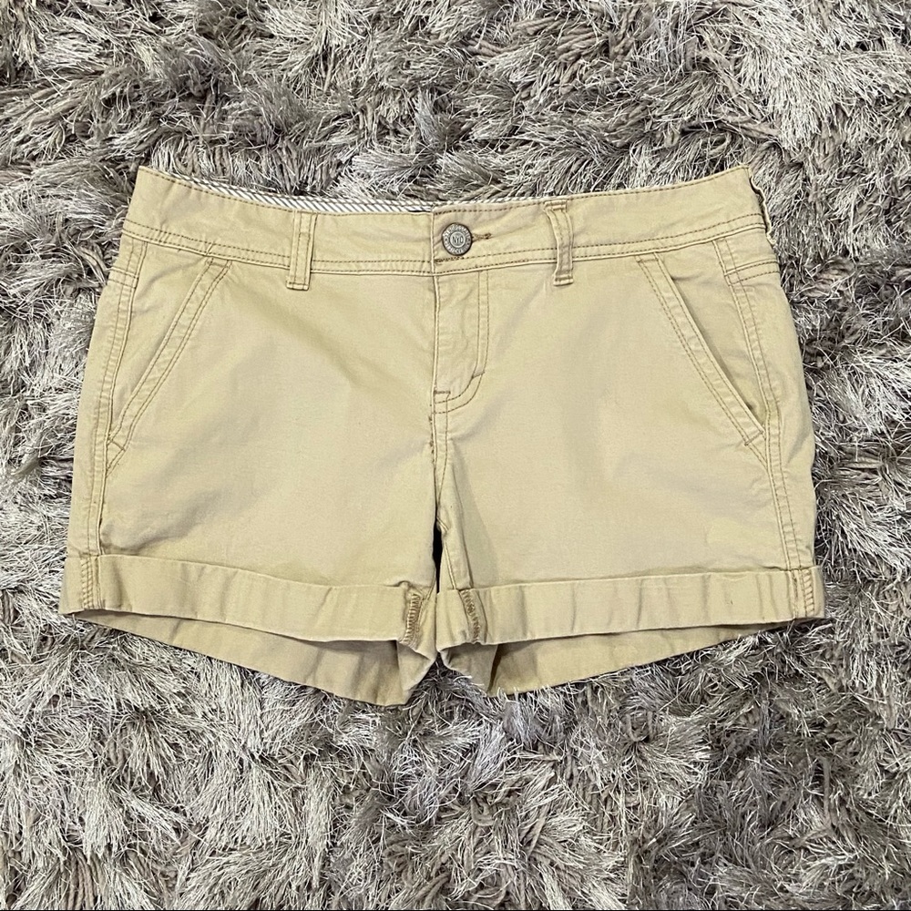 Aeropostale Designed in NYC women midi twill shorts, cuffed hem. Size 4. Used.